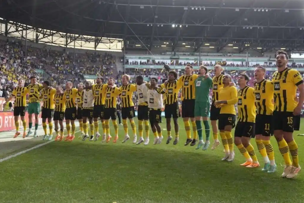Các cầu thủ Borussia Dortmund ăn mừng
