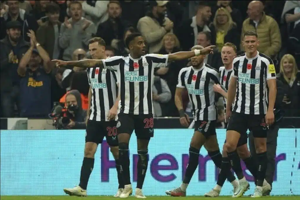 Đội hình Newcastle ăn mừng bàn thắng của Joe Willock vào lưới Chelsea, Chủ Nhật (13/11/2022)