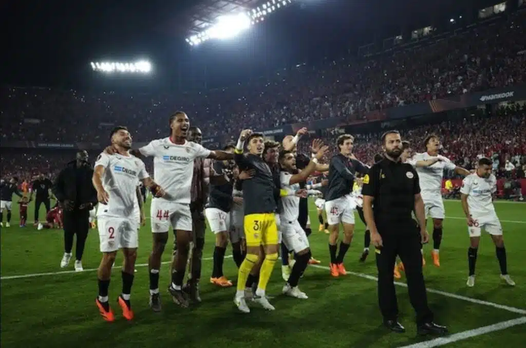 Đội hình Sevilla ăn mừng chiến thắng trước Juventus ở trận lượt về bán kết Europa League 2022/2023