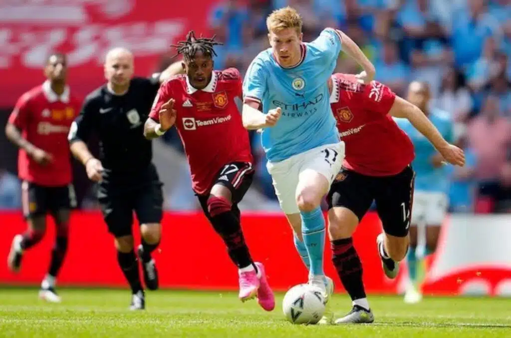 Tiền vệ Kevin de Bruyne của Manchester City bỏ chạy trước sự truy đuổi của các cầu thủ Manchester United trong trận chung kết FA Cup 2022/2023, Thứ Bảy (6/3/2023)