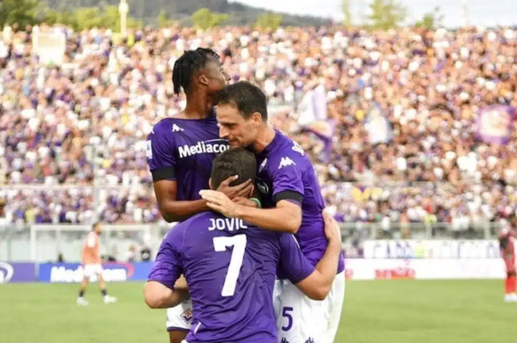 Luka Jovic (số 7) ăn mừng bàn thắng cho Fiorentina cùng các đồng đội 