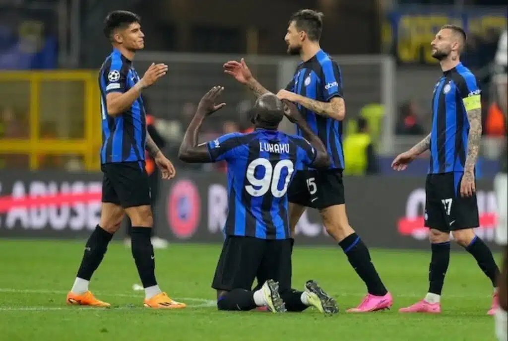 Các cầu thủ Inter Milan ăn mừng chiến thắng trước AC Milan trong trận lượt về bán kết Champions League 2022/2023 tại Giuseppe Meazza, rạng sáng thứ Tư (17/5/2023) 