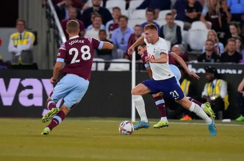 Dejan Kulusevski ra sân trong trận West Ham vs Tottenham, Premier League 2022/23