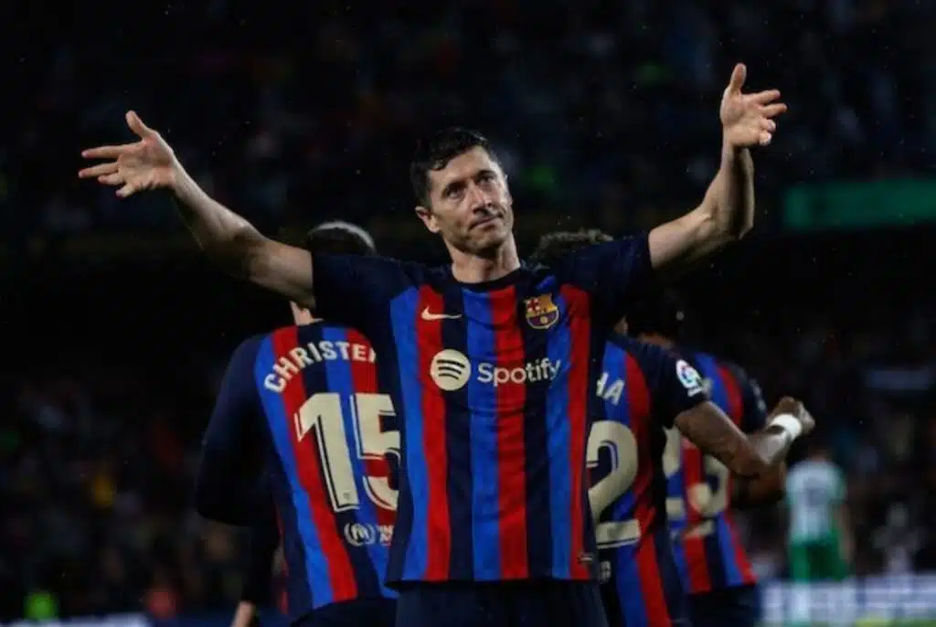 Robert Lewandowski ăn mừng sau khi ghi bàn thắng trong trận Barcelona vs Betis ở vòng 32 La Liga 2022/2023 trên sân Camp Nou, rạng sáng Chủ nhật (30/4/2023)