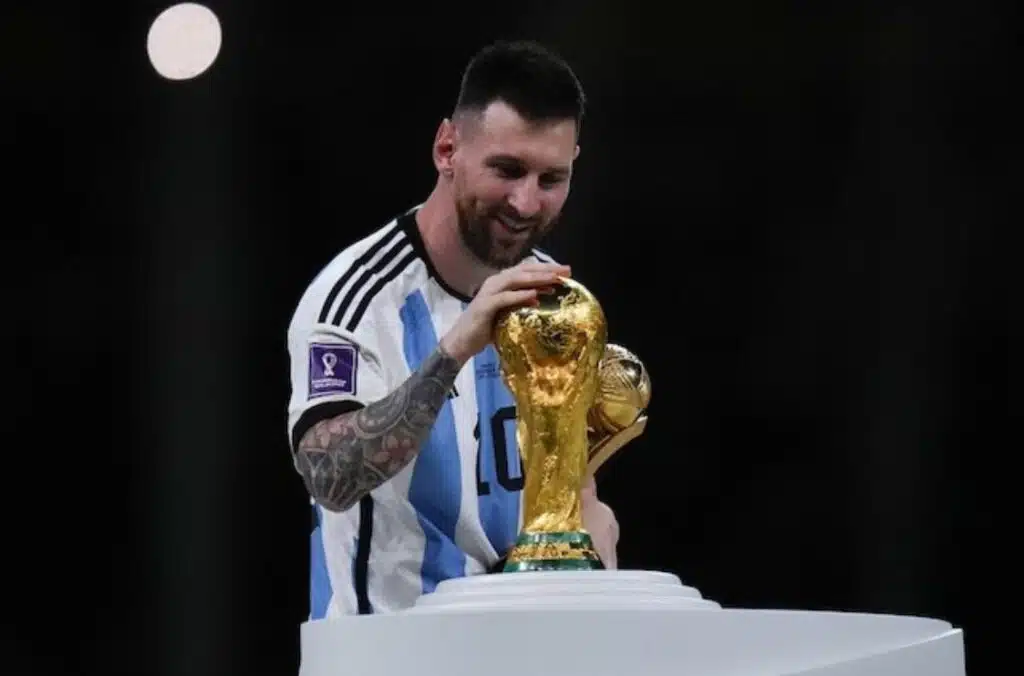 Lionel Messi cầm cúp vô địch World Cup 2022 