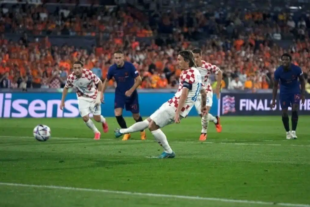 Luka Modric thực hiện quả phạt đền trong trận bán kết UEFA Nations League 2023 Hà Lan vs Croatia, Thứ Năm (15/6/2023)