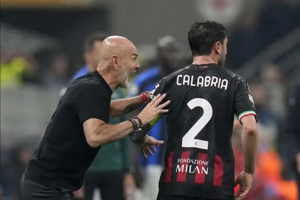 Huấn luyện viên của AC Milan, Stefano Pioli (trái), hướng dẫn các cầu thủ của mình, Davide Calabria