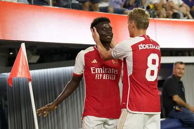 Các cầu thủ của Arsenal, Bukayo Saka và Martin Odegaard, ăn mừng trước Barcelona trong trận đấu trước mùa giải Soccer Champions Tour 2023