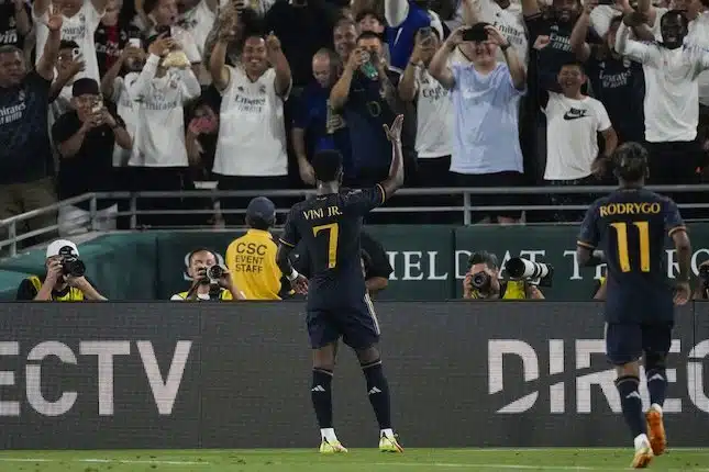 Màn ăn mừng của Vinicius Junior (số 7) sau khi ghi bàn ấn định chiến thắng cho Real Madrid trước AC Milan ở giai đoạn tiền mùa giải 2023