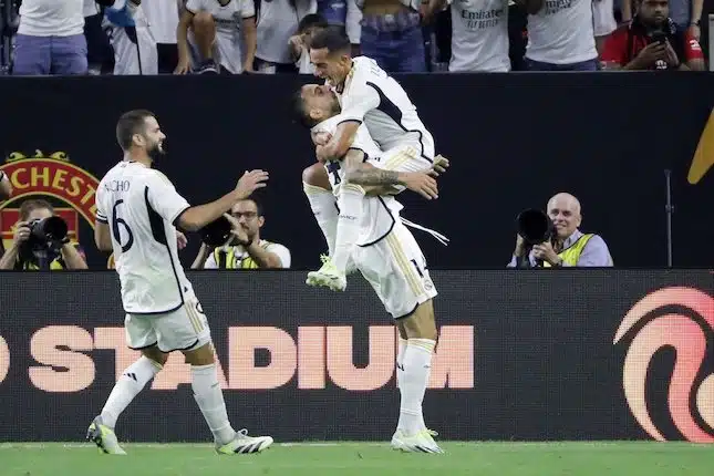 Các cầu thủ Real Madrid ăn mừng bàn thắng của Joselu trong trận giao hữu trước mùa giải với Manchester United